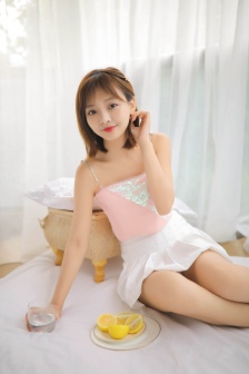 双手攀上两团少女峰